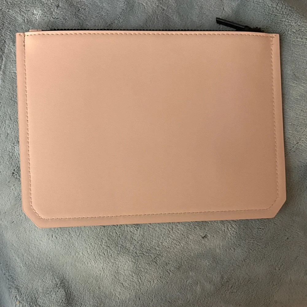 Yves Saint Laurent Beauté Cream Cosmetic Pouch – New With Tags - Picture 3 of 4